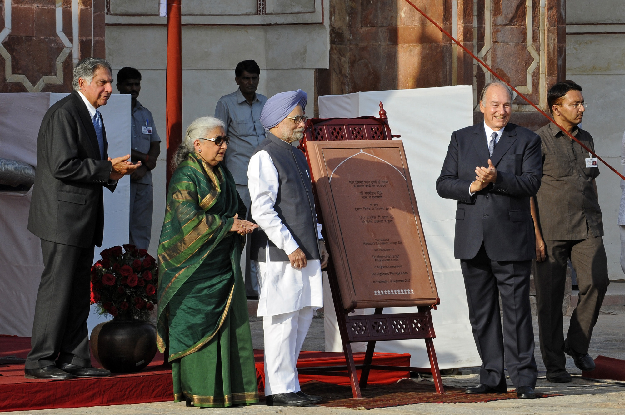 (From L to R): Chairman Ratan Tata of the Sir Dorabji Tata Trust, Minister Chandresh Kumari Katoch, Prime Minister Manmohan Singh, and Mawlana Hazar Imam inaugurate the restoration of Humayun's Tomb on 18 September 2013. Photo: AKDN / Gary Otte