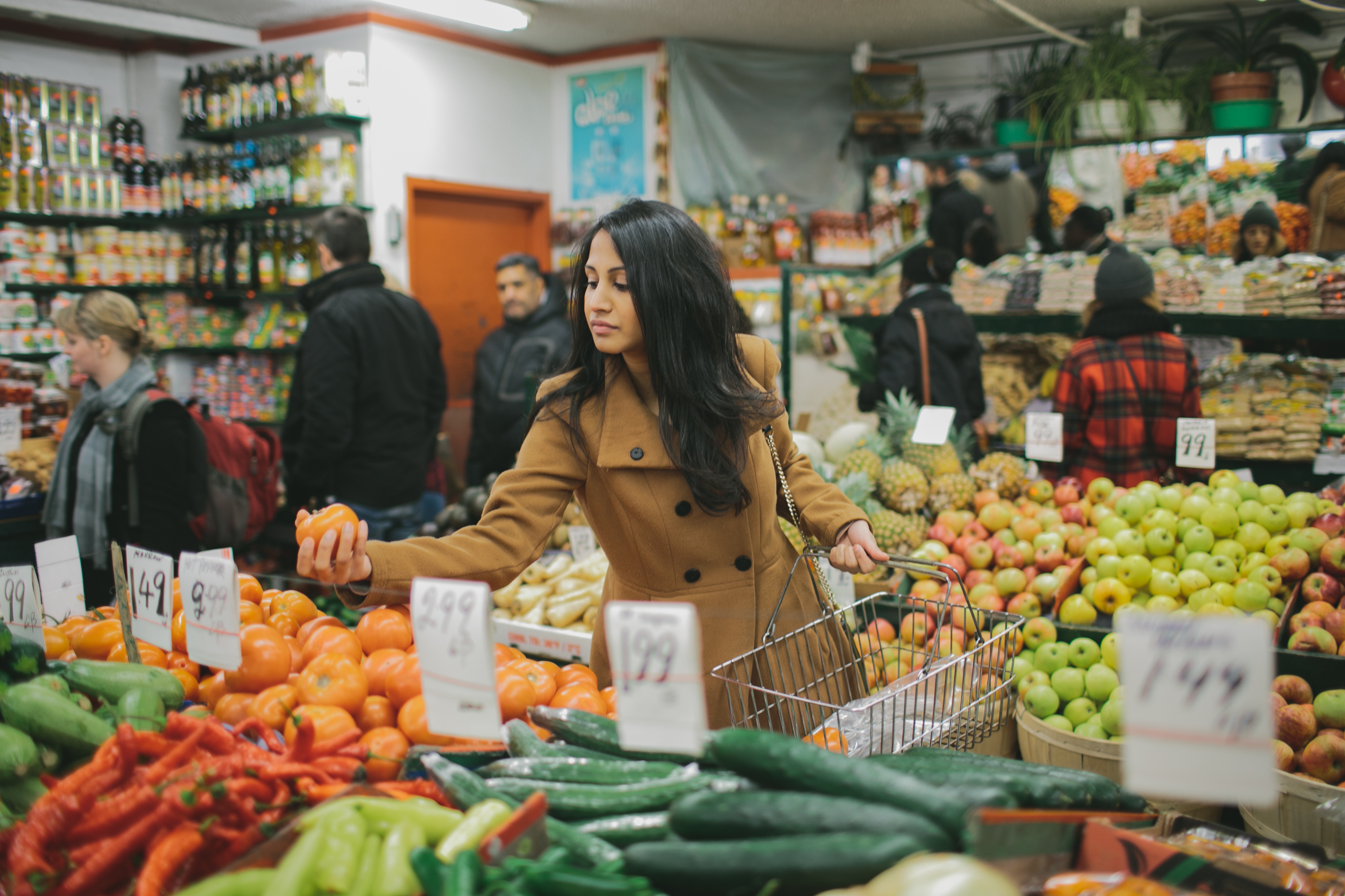 Choosing plenty of fruits and vegetables at the market provides a variety of fresh, healthy, delicious ingredients to choose from when making meals and snacks. Photo: MANGO STUDIOS