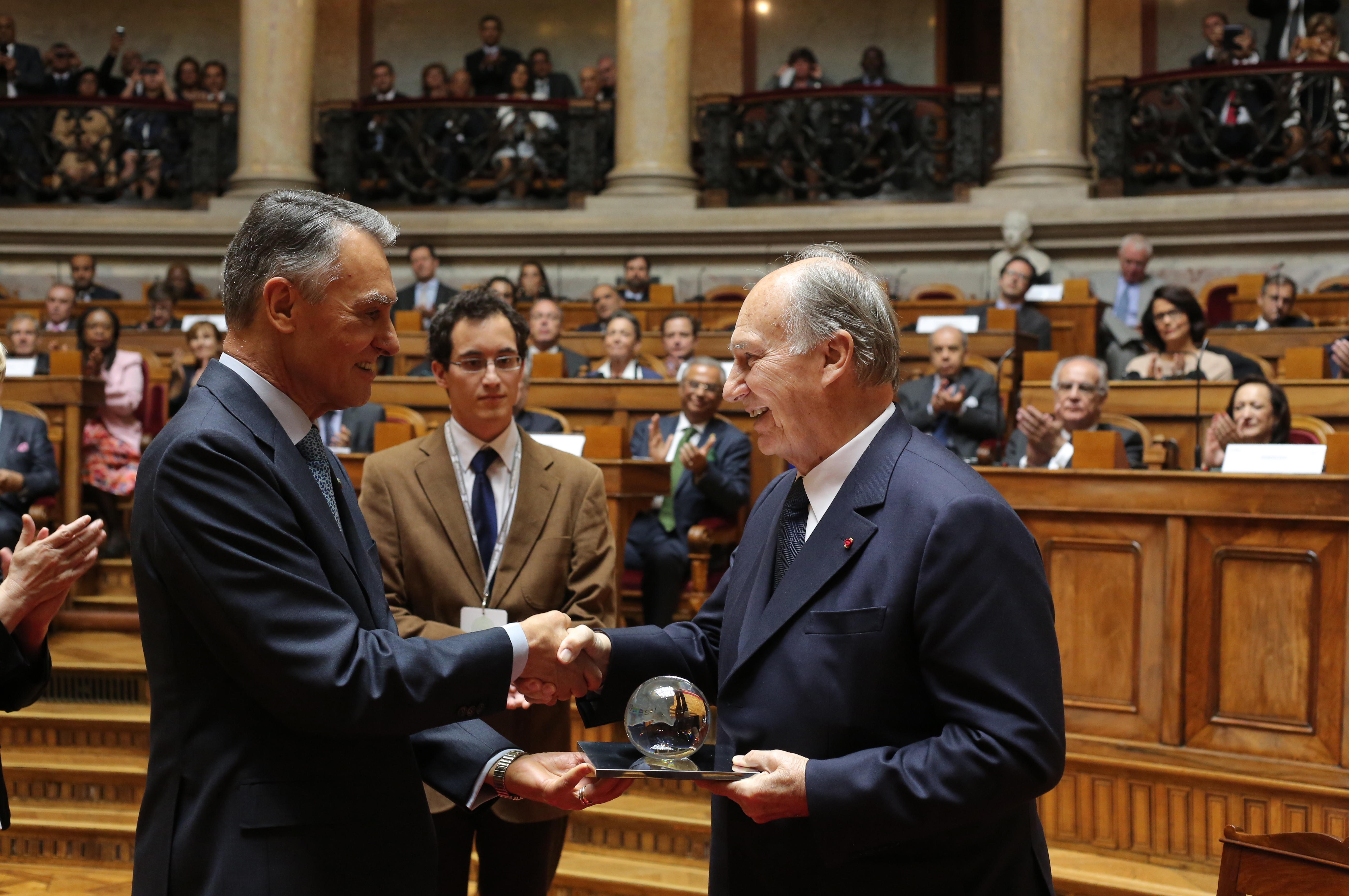 Mawlana Hazar Imam is presented with the 2013 North-South Prize by the President of Portugal, Aníbal Cavaco Silva. Photo: TheIsmaili / José Manuel Boavida Caria