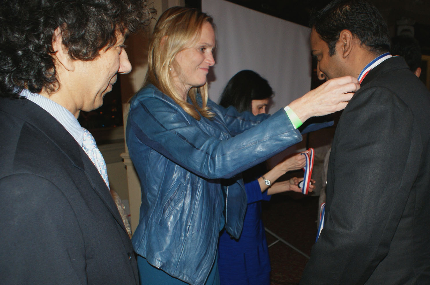 Lisa Grogan-Green presents a medal to a member of the winning team at the tournament awards banquet. Photo: Courtesy of Ismaili Council for Ontario