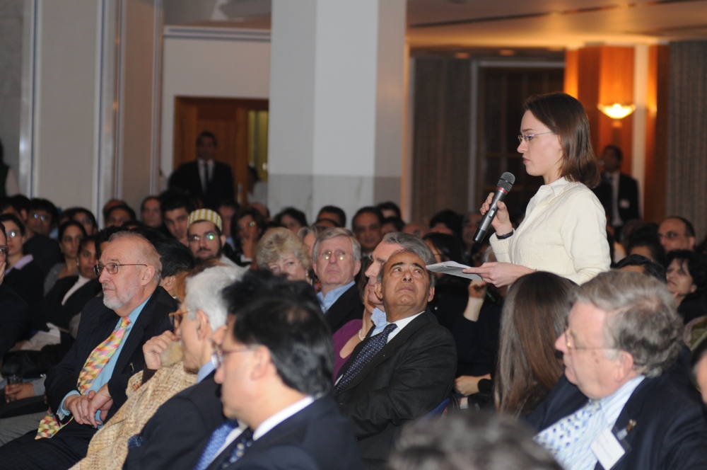 A member of the audience asks a question to the panel at The Ismaili Centre Lecture Series.   Copyright: Ismaili Council for the United Kingdom.   